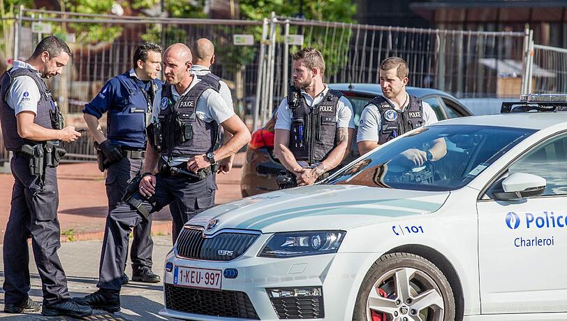 Der Angriff ereignete sich vor dem örtlichen Polizeihauptquartier. Der Angriff ereignete sich vor dem örtlichen Polizeihauptquartier.
