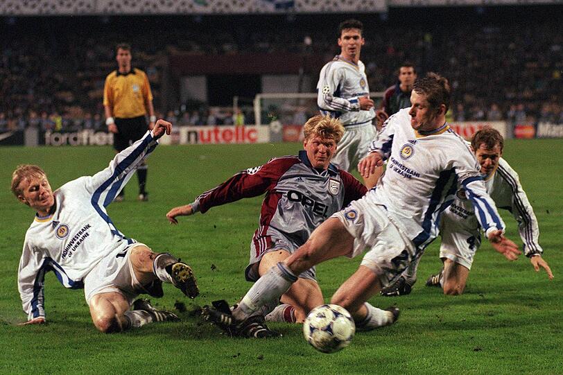 SAISON 1998/1999: Zwischendurch steht die Champions League auf dem Plan. In einem dramatischen Spiel gegen Dynamo Kiew rettet Stürmer Carsten Jancker den Bayern in der 89. Minute das 3:3.