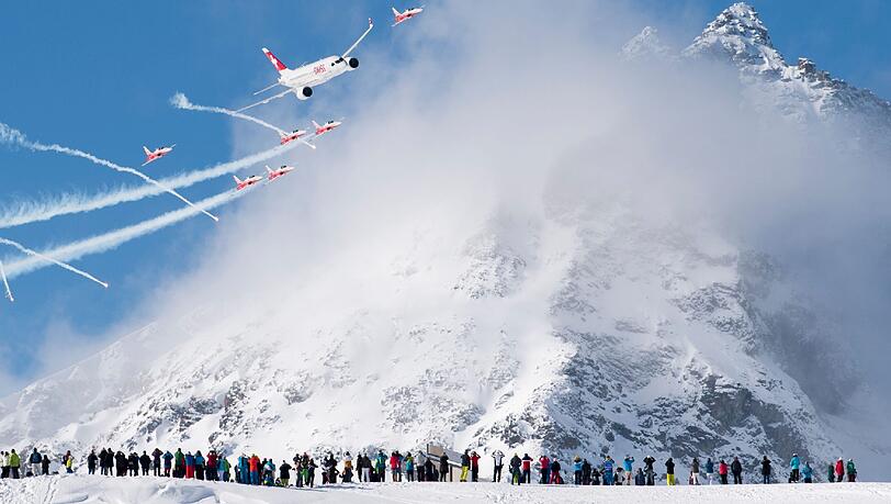 Da warteten noch alle auf den Start: Im Vorfeld zur Ski-WM flog am Samstagmittag die Schweizer Kunstflugstaffel "Patrouille Suisse" über den Fans. Da warteten noch alle auf den Start: Im Vorfeld zur Ski-WM flog am Samstagmittag die Schweizer Kunstflugstaffel "Patrouille Suisse" über den Fans.
