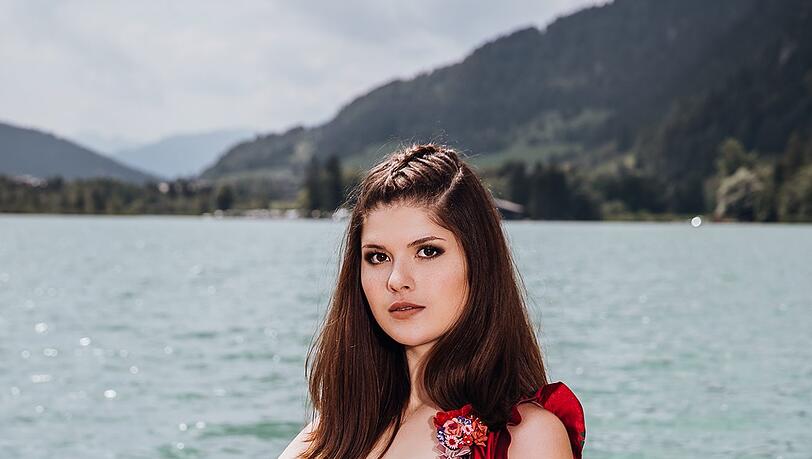 Mogst mitfahrn? Die 21-jährige Sabrina übernimmt das Steuer auf dem Walchsee. Mogst mitfahrn? Die 21-jährige Sabrina übernimmt das Steuer auf dem Walchsee.