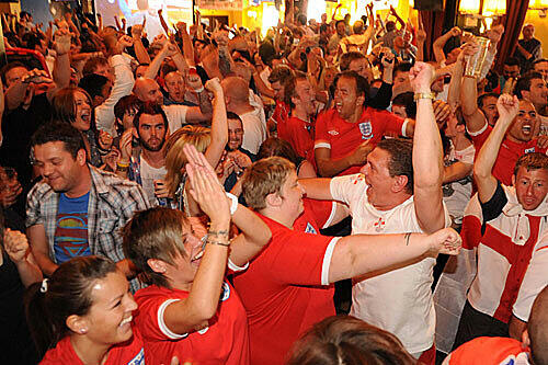 Die schrägsten und lustigsten England-Fans. Euch wollen wir bei der Frauen-WM nicht jubeln sehen. Die Bilder.