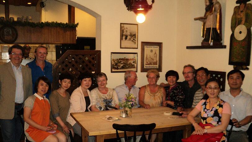 Shidong Zhen (sitzend, 3.v.l.), Ingeborg Staudenmeyer (sitzend, 6.v.l.), Wei Jia (sitzend, 7.v.l.) und Yawen Xuan (sitzend vorne, 2.v.r.); BA-Mitglieder: Wolfgang Schwirz und Marianne Kreibich (stehend, l.), Karin Angermeier (sitzend, 4.v.l.), Hans-Jörg Scheerer (sitzend, 5.v.l.) und Roland Zintl (sitzend, 8.v.l.). Shidong Zhen (sitzend, 3.v.l.), Ingeborg Staudenmeyer (sitzend, 6.v.l.), Wei Jia (sitzend, 7.v.l.) und Yawen Xuan (sitzend vorne, 2.v.r.); BA-Mitglieder: Wolfgang Schwirz und Marianne Kreibich (stehend, l.), Karin Angermeier (sitzend, 4.v.l.), Hans-Jörg Scheerer (sitzend, 5.v.l.) und Roland Zintl (sitzend, 8.v.l.).