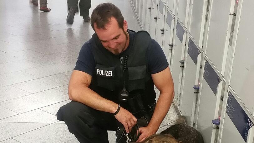 Polizeihund "Herkules" sprang dem Kubaner an den Oberkörper. Polizeihund "Herkules" sprang dem Kubaner an den Oberkörper.