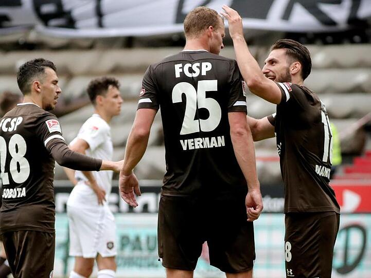 Henk Veerman (M) stellte mit seinem Tor die Weichen auf Paulis Heimsieg gegen Aue.