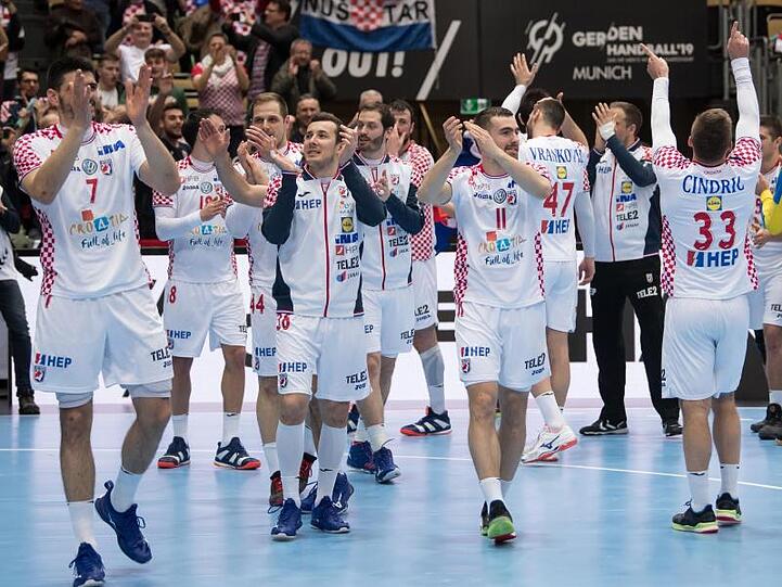Das Team von Kroatien feiert nach dem Spiel. Foto: Sven Hoppe