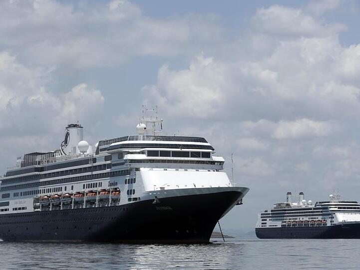 Das Kreuzfahrtschiff "Zaandam" steht vor der Küste von Panama.