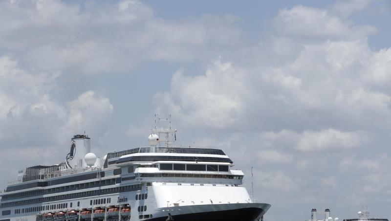 Das Kreuzfahrtschiff "Zaandam" steht vor der Küste von Panama. Das Kreuzfahrtschiff "Zaandam" steht vor der Küste von Panama.