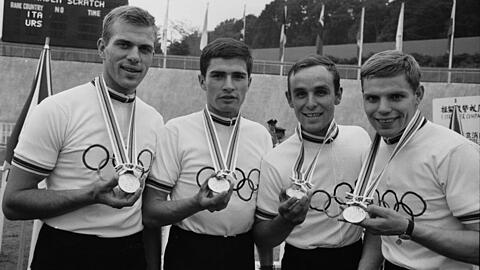 Der deutsche Gold-Vierer in Tokio: Karl-Heinz Henrichs, Karl Link,Ernst Streng und Lothar Claesges (v. l.).