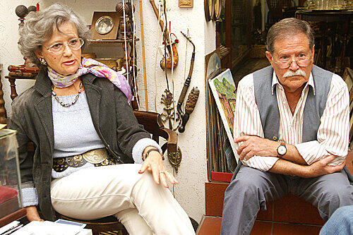 Irene und Jossi Lipshic in ihrem Antiquitätn-Laden im Gärtnerplatz-Viertel.