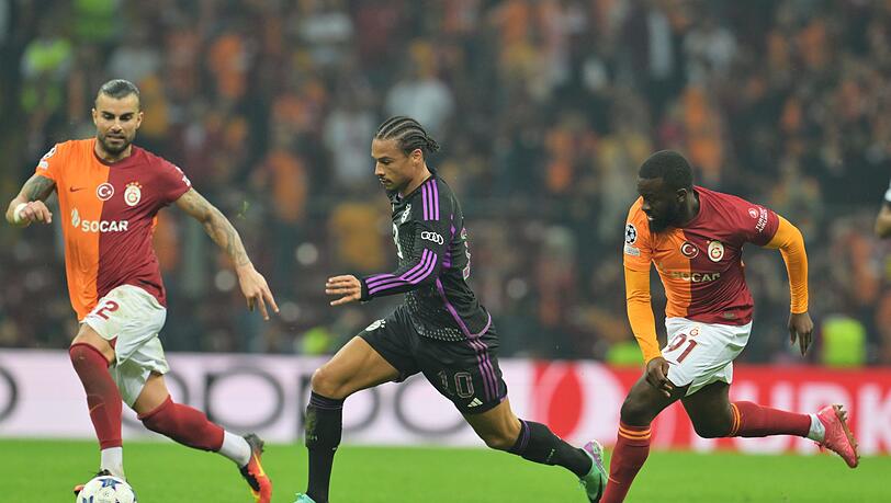 Leroy Sane vom FC Bayern München (M) in Aktion gegen Abdülkerim Bardakcı von Galatasaray Istanbul (l) und Tanguy Ndombele von Galatasaray Istanbul (r).