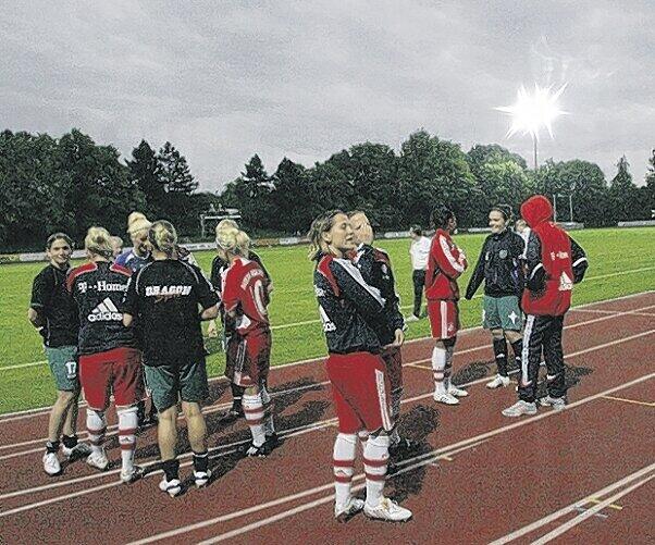 Unwetter in Aschheim, da pfiff die Schiedsrichterin die Partie der Bayern-Frauen gegen Duisburg gar nicht erst an.