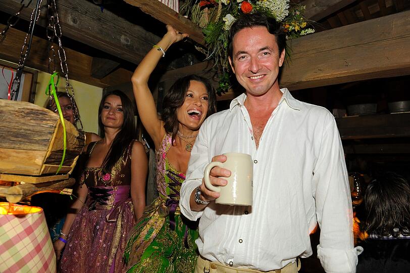 Tiefe Einblicke, volle Dekolletees, Blondinen und ganz viel köstliches Wiesn-Bier: Der "Almauftrieb" im Käferzelt gehört zu den Pflichtterminen und hat auch am ersten Wiesn-Sonntag wieder die Promis angezogen. So lassen es die VIPs krachen - Die Bilder