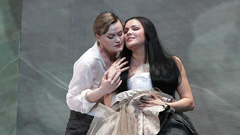 Manche Duette sollten nimmer enden &ndash; zumindest wenn sich die Stimmen der Kasarova (Romeo) und der Netrebko (Giulia, re. ) umschmeicheln.