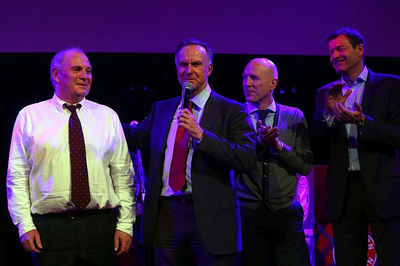 Zwischen hoffen und bangen. So erlerbt Uli Hoeneß den denkwürdigen Abend in London. Die Bilder aus dem Wembley Stadion und dem anschließenden Bayern-Bankett