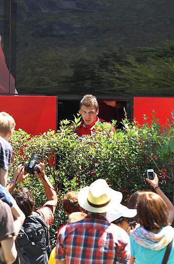 Mario Mandzukic steigt aus dem Mannschaftsbus.