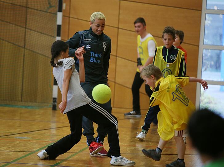 Tolle Weihnachtsaktion der Löwen: Die Profis des TSV 1860 besuchten die Bayerische Landesschule für Körperbehinderte Kinder in der Münchner Kurzstraße.
