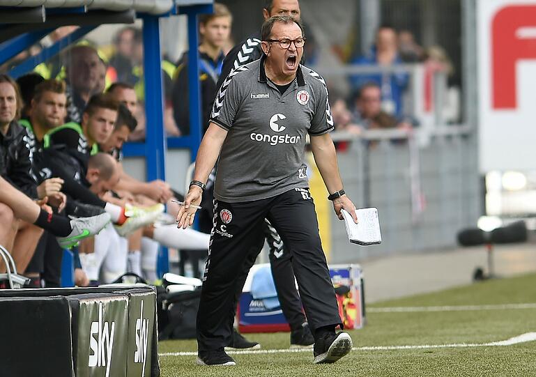 Schrie seinen Ärger hinaus: FC St.Pauli-Trainer Ewald Lienen hätte mit einem Sieg die Tabellenspitze erklimmen können.