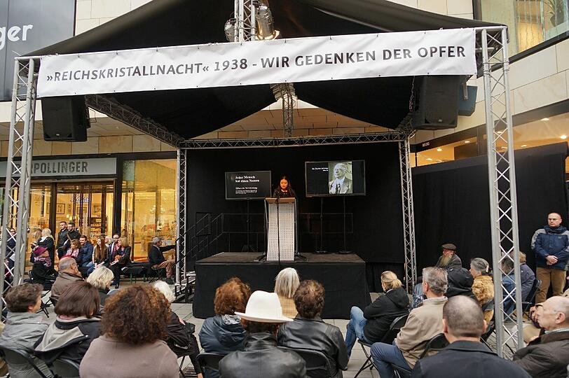 Das Gedenken an die Opfer der Pogromnacht in München und die Münchner Todesopfer der nationalsozialistischen &bdquo;Schutzhaftaktion&ldquo; nach dem 9. November 1938 begann heute Nachmittag am Gedenkstein der ehemaligen Hauptsynagoge in der Herzog-Max-Straße: Dort wurden die Namen und Biografien der Opfer verlesen.