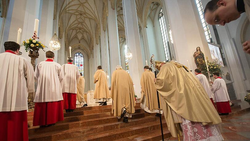 Der Erzbischof von München und Freising, Reinhard Kardinal Marx, zelebriert im Münchner Liebfrauendom den Gottesdienst. Der Erzbischof von München und Freising, Reinhard Kardinal Marx, zelebriert im Münchner Liebfrauendom den Gottesdienst.