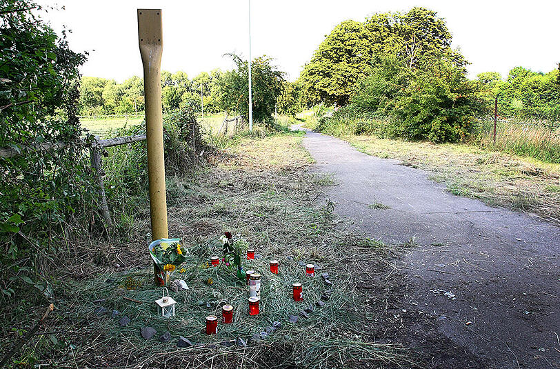 Kerzen und Blumen am Tatort in Eschweiler. Foto: Ralf Roeger/Archiv