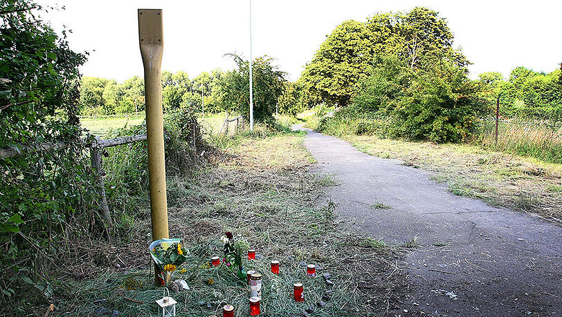 Kerzen und Blumen am Tatort in Eschweiler. Foto: Ralf Roeger/Archiv Kerzen und Blumen am Tatort in Eschweiler. Foto: Ralf Roeger/Archiv