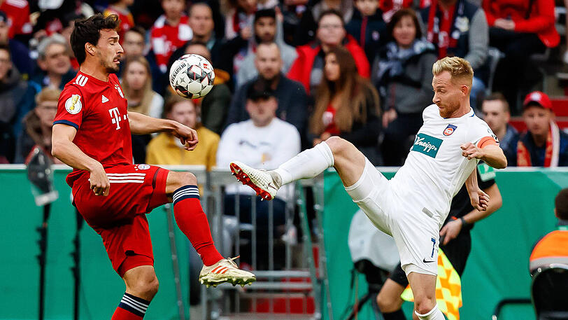 MATS HUMMELS, NOTE 5: Findet Heidenheims Kapitän Schnatterer "legendär" - auch dessen Treffer zum 1:2 nach einem blitzsauberen Konter der Gäste. Wo war da Hummels? Viel zu weit aufgerückt, viel zu weit weg von seinen Gegenspielern. Fahrlässig. Sehr gut jedoch seine Kopfballvorlage auf Gnabry, der zum 4:2 einschob. Foulte vor dem Elfer zum 4:4.