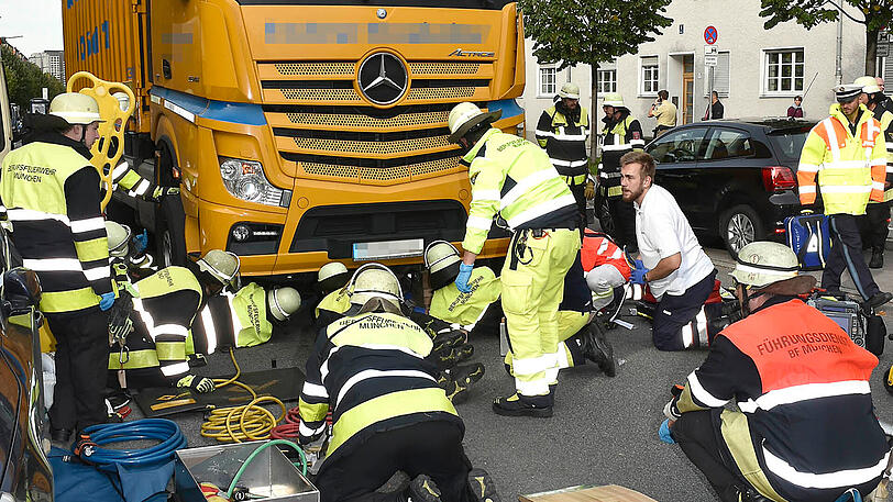 Der Fahrer eines Lkw klemmte in der Richard-Strauss-Straße eine 70-jährige Radfahrerin unter der Vorderachse des Lkw ein.