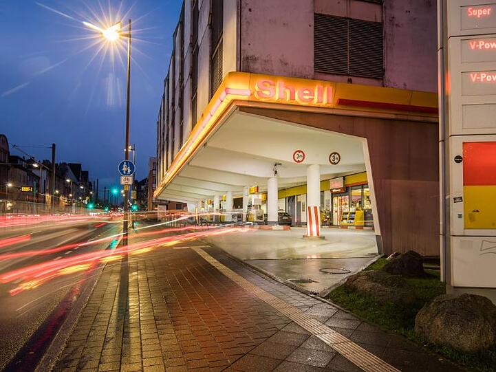 Der abendliche Verkehr rauscht an einer Tankstelle vorbei. Foto: Frank Rumpenhorst/dpa/Symbolbild