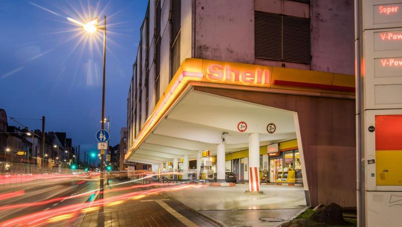 Der abendliche Verkehr rauscht an einer Tankstelle vorbei. Foto: Frank Rumpenhorst/dpa/Symbolbild Der abendliche Verkehr rauscht an einer Tankstelle vorbei. Foto: Frank Rumpenhorst/dpa/Symbolbild