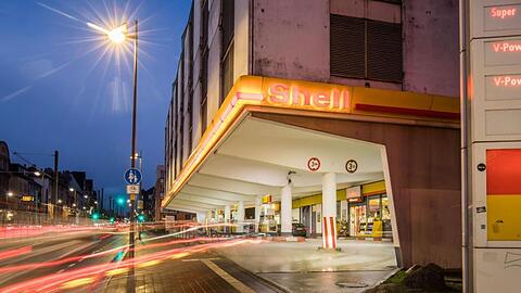 Der abendliche Verkehr rauscht an einer Tankstelle vorbei. Foto: Frank Rumpenhorst/dpa/Symbolbild