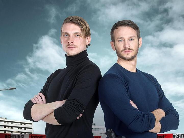 Die saarländischen "Tatort"-Hauptkommissare, Adam Schürk (Daniel Sträßer, l) und Leo Hölzer (Vladimir Burlakov). Wegen der Corona-Pandamie starten die Dreharbeiten zum neuen Saarbrücken-"Tatort" mit zehn Wochen Verspätung.