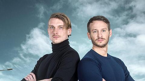 Die saarländischen "Tatort"-Hauptkommissare, Adam Schürk (Daniel Sträßer, l) und Leo Hölzer (Vladimir Burlakov). Wegen der Corona-Pandamie starten die Dreharbeiten zum neuen Saarbrücken-"Tatort" mit zehn Wochen Verspätung.