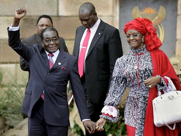 Robert Mugabe 2009 mit seiner Frau Grace bei der Zeremonie zur Amtseinführung für den damaligen südafrikanischen Präsidenten Jacob Zuma.