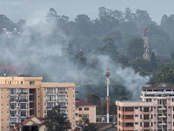 Rauch steigt über dem Hotelkomplex in Nairobi auf.