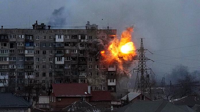 Besonders schwere Kämpfe gibt es in der Ukraine um die Stadt Mariupol - humanitäre Organisationen bezeichnen die Lage dort als katastrophal.