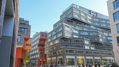 Ein zentraler Platz im neuen Quartier steht allen Anwohnern offen, und den Hotelgästen im Scandic, das eine sehr auffällige Fassade hat.