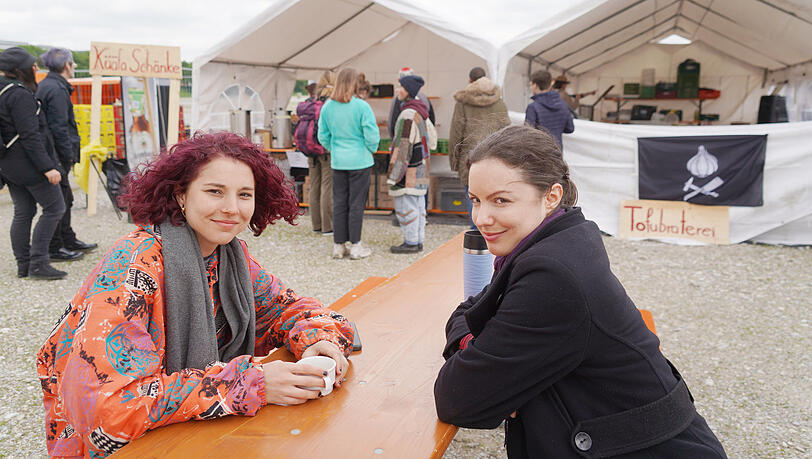 Annika Meyer (l.) und Helena Detsch hoffen auf spannende Vorträge beim Klima-Camp auf der Theresienwiese. Annika Meyer (l.) und Helena Detsch hoffen auf spannende Vorträge beim Klima-Camp auf der Theresienwiese.