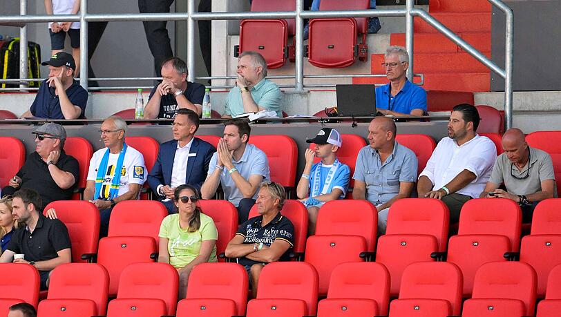 Tribünenfrust: Vize Hans Sitzberger (li.), Geschäftsführer Marc-Nicolai Pfeifer (2. v. li.) neben Sportchef-Kandidat Christian Werner und Präsident Robert Reisinger (re.).