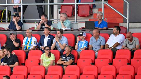 Tribünenfrust: Vize Hans Sitzberger (li.), Geschäftsführer Marc-Nicolai Pfeifer (2. v. li.) neben Sportchef-Kandidat Christian Werner und Präsident Robert Reisinger (re.).