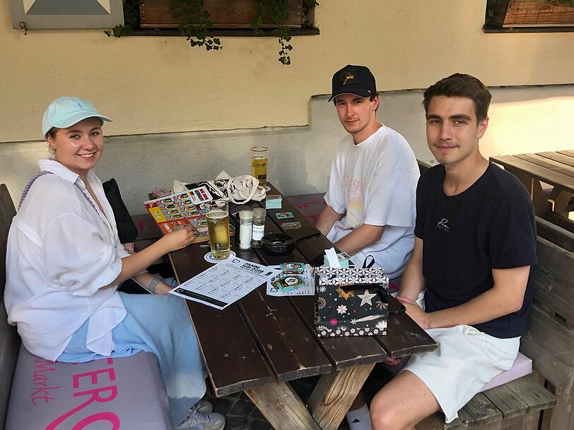 Anni, Maxi und Dominique (v.l.) treffen sich zum Stickertauschen am Viktualienmarkt.