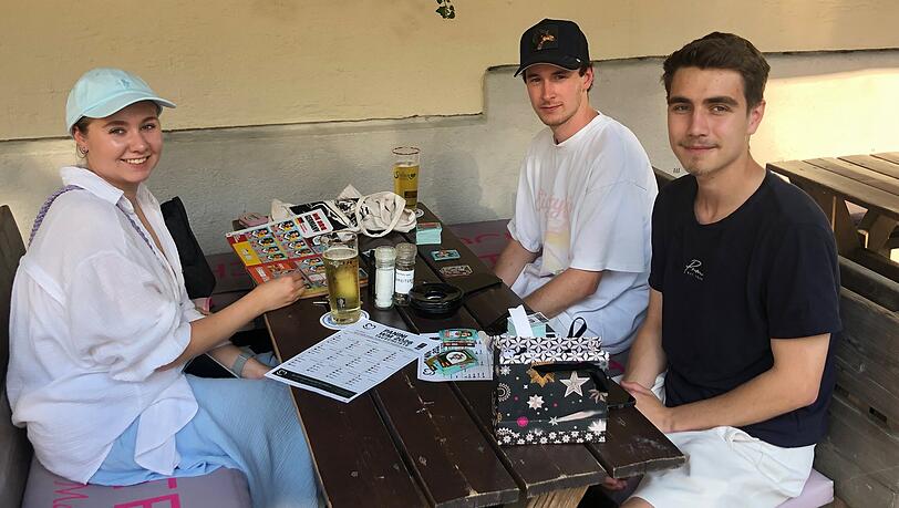 Anni, Maxi und Dominique (v.l.) treffen sich zum Stickertauschen am Viktualienmarkt. Anni, Maxi und Dominique (v.l.) treffen sich zum Stickertauschen am Viktualienmarkt.