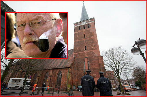 In der Sankt Marienkirche in Uelzen findet am Donnerstag die Trauerfeier für den ehemaligen Bundesverteidigungsminister Peter Struck (SPD) statt. Am 19. Dezember 2012 war er im Alter von 69 Jahren an den Folgen eines Herzinfarkts gestorben. Das Leben des SPD-Politikers, der sein Motorrad liebte, singen konnte und sich für "seine" Soldaten am Hindukusch einsetzte, in Bildern