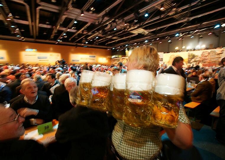 Prost - auf die CSU! In der Passauer Dreiländerhalle stimmen sich CSU-Fans auf die Reden von Horst Seehofer und Peter Gauweiler ein.