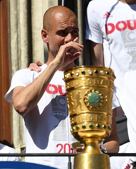 Pokal-Sause, Pep-Abschied und Double-Feier: Der FC Bayern lässt's auf dem Rathausbalkon krachen. Die Bilder.