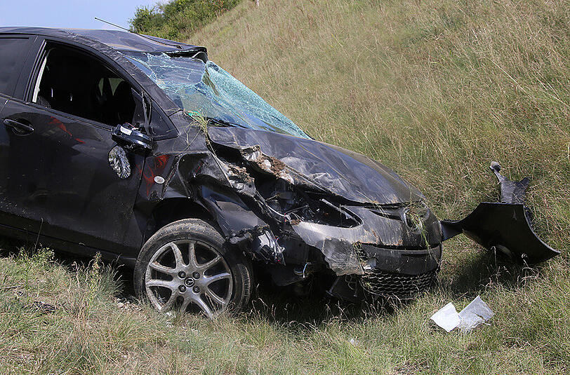 Das Auto ist von der Straße abgekommen und hat sich anschließend mehrmals überschlagen. Die Bilder des Unfalls.
