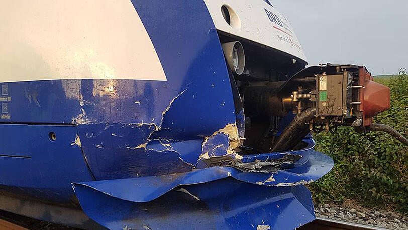 Der Zug wurde am Triebfahrzeug beschädigt. Der Zug wurde am Triebfahrzeug beschädigt.