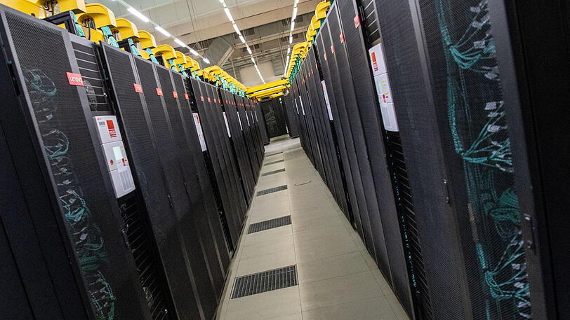 Blick auf die Computerelemente des "SuperMUC-NG" in Garching. DEr Superrechner gehört zu den schnellsten der Welt.
