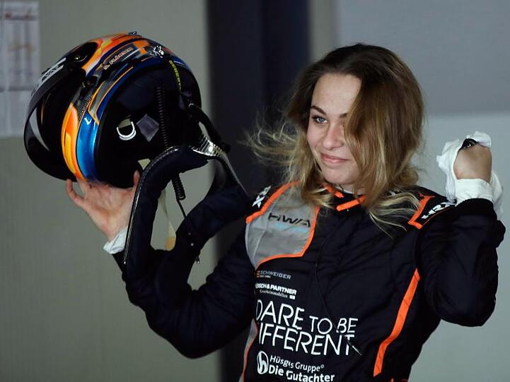 Formel-3-Pilotin Sophia Flörsch aus Deutschland setzt ihren Helm ab. Foto: Luca Bruno/AP/dpa/Archivbild