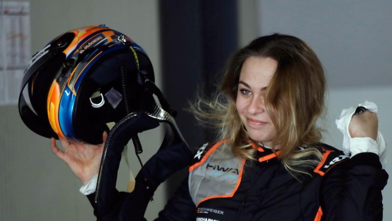 Formel-3-Pilotin Sophia Flörsch aus Deutschland setzt ihren Helm ab. Foto: Luca Bruno/AP/dpa/Archivbild Formel-3-Pilotin Sophia Flörsch aus Deutschland setzt ihren Helm ab. Foto: Luca Bruno/AP/dpa/Archivbild