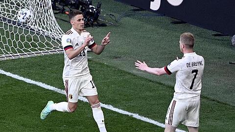 Belgiens Thorgan Hazard (l) und sein Teamkollege Kevin De Bruyne feiern den Treffer zum 1:1-Ausgleich.